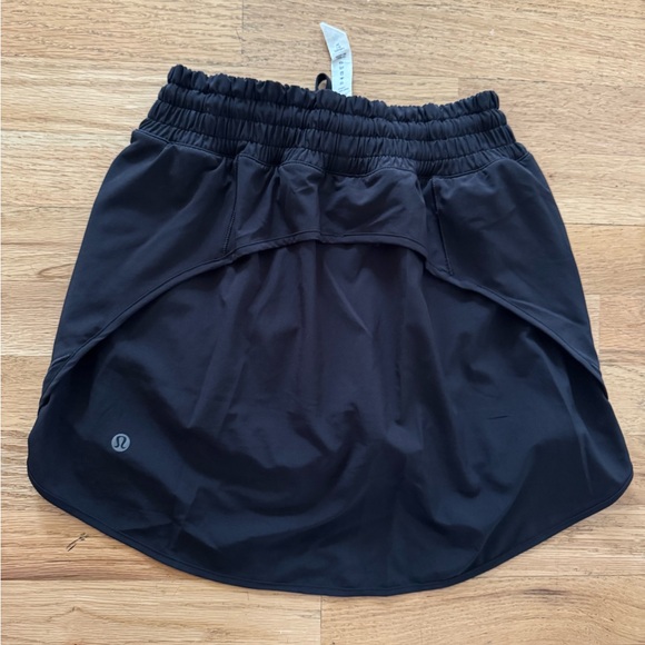 lululemon athletica Dresses & Skirts - lululemon athletica Black Women's Skirt built in shorts sz 4 inner tag intact